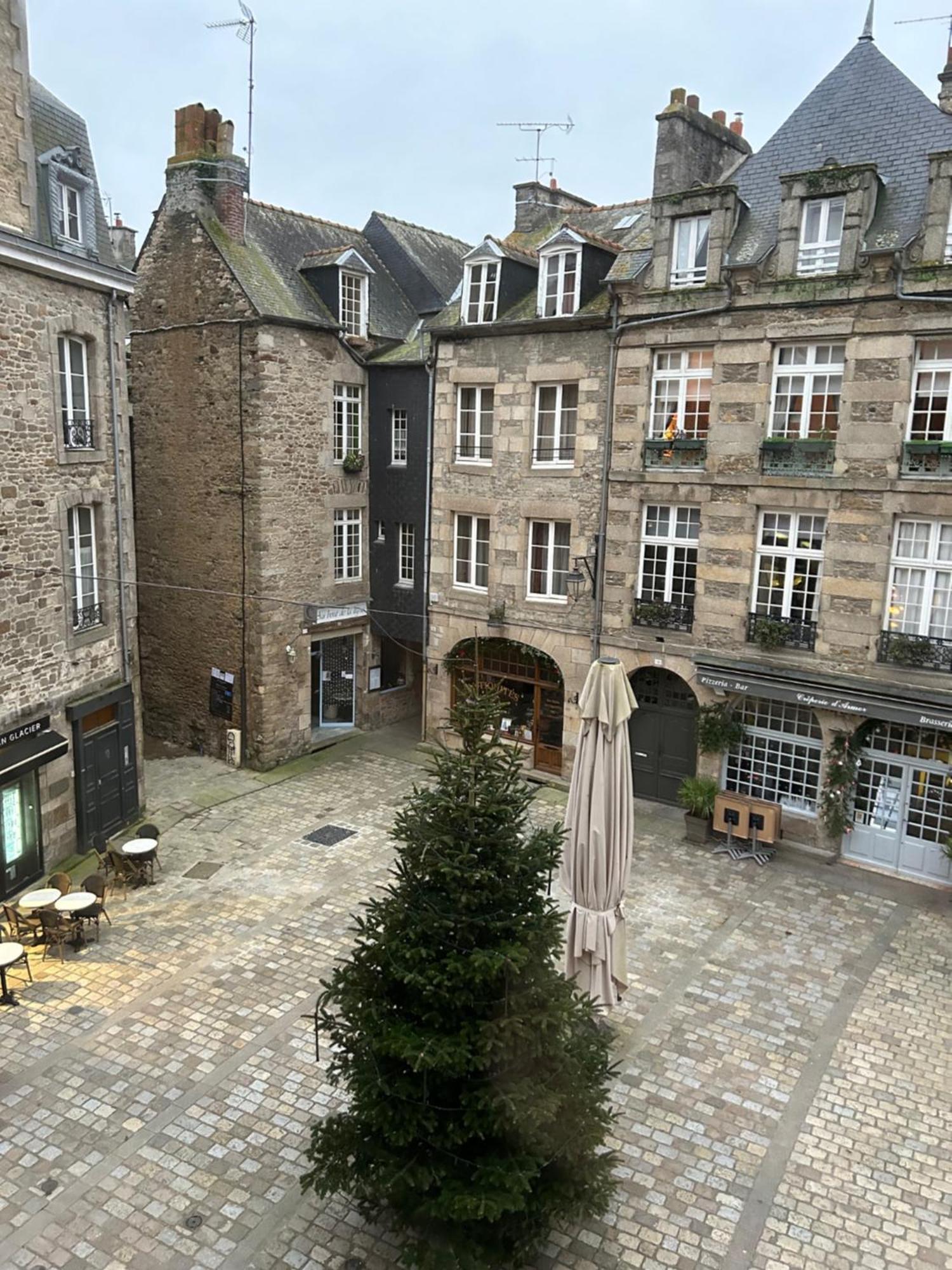 Spacieux Appartement Au Coeur Du Centre Historique De ディナン エクステリア 写真