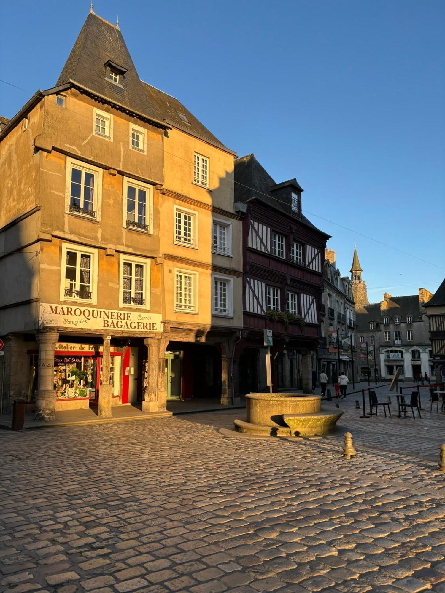 Spacieux Appartement Au Coeur Du Centre Historique De ディナン エクステリア 写真